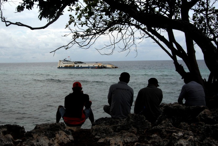 Sejumlah warga menyaksikan pencarian korban KMP Lestari Maju yang tenggelam di sekitar lokasi tenggelamnya kapal di perairan Selayar, Sulawesi Selatan, Kamis (5/7).