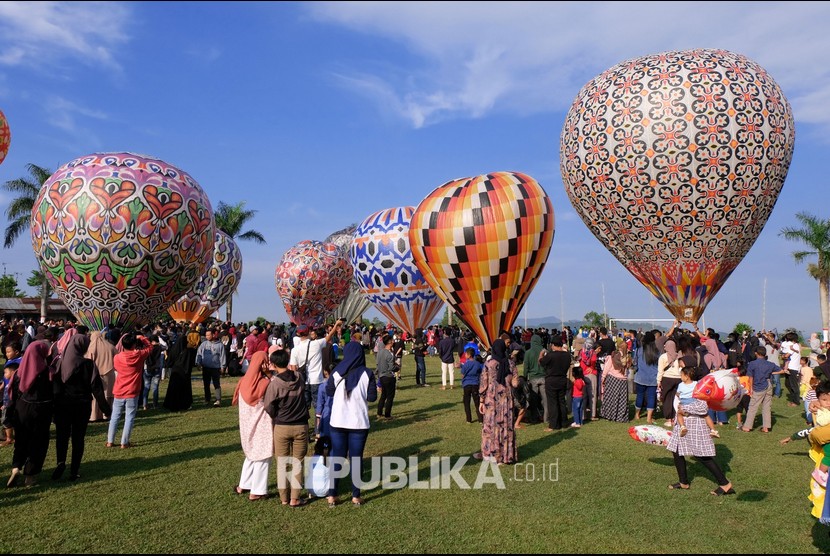 Sejumlah warga menyaksikan penerbangan balon udara di lapangan Desa Kembaran, Kecamatan Kalikajar, Kabupaten Wonosobo, Jateng, Rabu (19/5/2021).