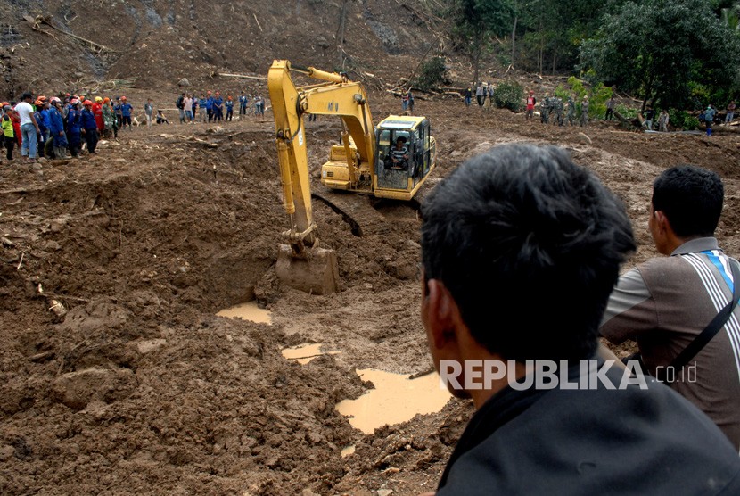 Sejumlah warga menyaksikan proses pencarian korban yang tertimbun tanah longsor di Desa Pattalikang, Kecamatan Manuju, Kabupaten Gowa, Sulawesi Selatan, Senin (28/1/2019). 