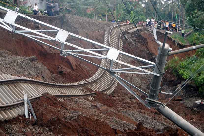    Sejumlah warga menyaksikan rel KRL jalur Jakarta-Bogor yang anjlok akibat longsor di Desa Babakan Sirna, Cilebut, Bogor, Jabar, Kamis (22/11). (Antara/Jafkhairi)