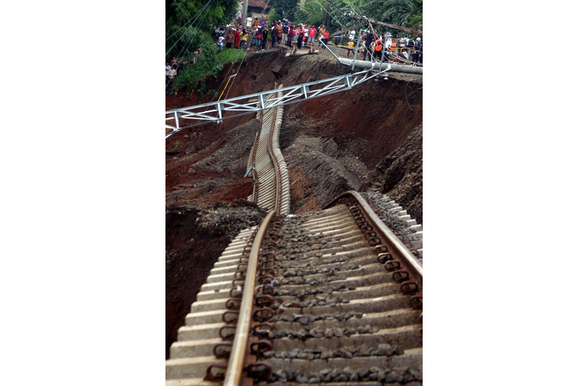    Sejumlah warga menyaksikan rel KRL jalur Jakarta-Bogor yang anjlok akibat longsor di Desa Babakan Sirna, Cilebut, Bogor, Jabar, Kamis (22/11). (Antara/Jafkhairi)