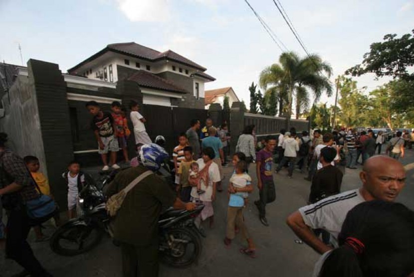 Sejumlah warga menyaksikan rumah pribadi Bupati Mandailing Natal Hidayat Batubara yang digeledah KPK di Jalan Sei Asahan Medan, Sumut, Selasa (14/5).
