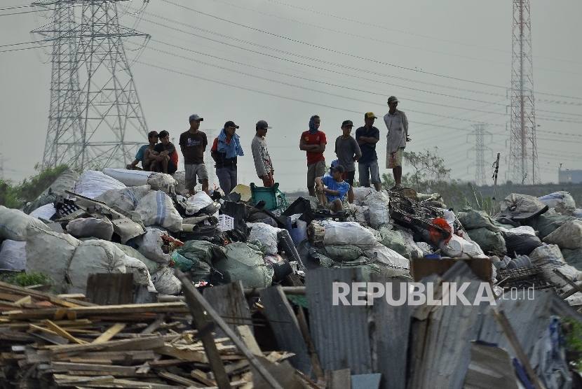 Sejumlah warga menyaksikan saat petugas membongkar bangunan liar di Kawasan Taman Bersih, Manusiawi dan Berwibawa (BMW), Kecamatan Tanjung Priok, Jakarta, Selasa (1/8).