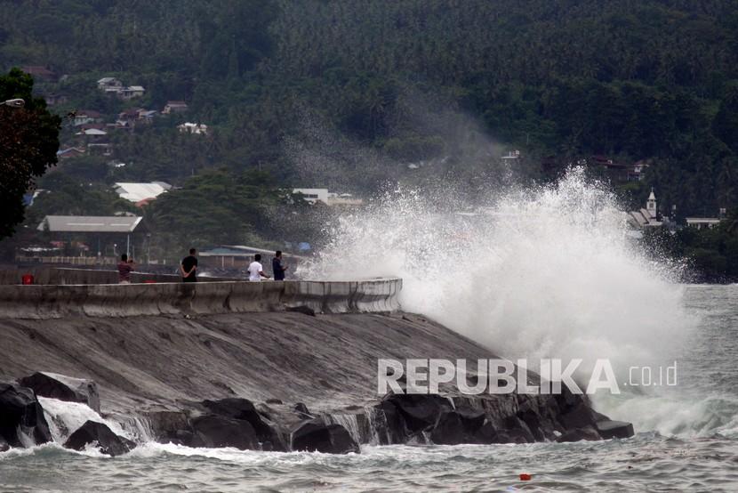 Ombak di tepi Pantai Teluk Manado, Sulawesi Utara. BMKG mengingatkan warga untuk mewaspadai gelombang tinggi dan banjir pesisir hingga 26 Desember mendatang. 