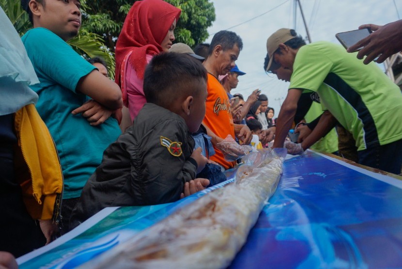 Sejumlah warga menyiapkan makanan tradisional getuk lindri saat Grebeg Syawalan di Ambokembang Gang 9, Kabupaten Pekalongan, Jawa Tengah, Selasa (11/6/2019).