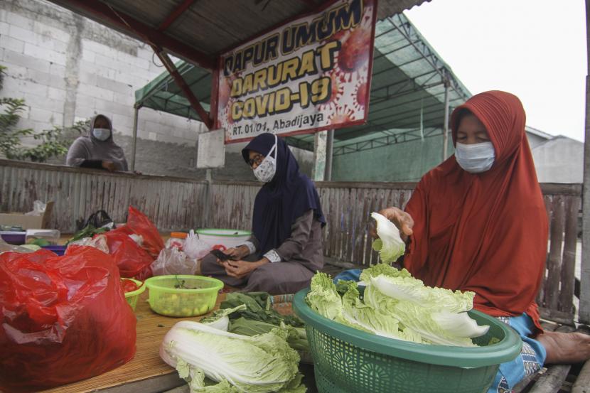 Sejumlah warga menyiapkan masakan untuk makan warga yang isolasi mandiri di kawasan Abadijaya, Depok, Jawa Barat, Rabu (14/7/2021). Warga setempat mendirikan dapur umum secara swadaya untuk membantu memenuhi kebutuhan warga yang menjalani isolasi mandiri akibat terpapar COVID-19.