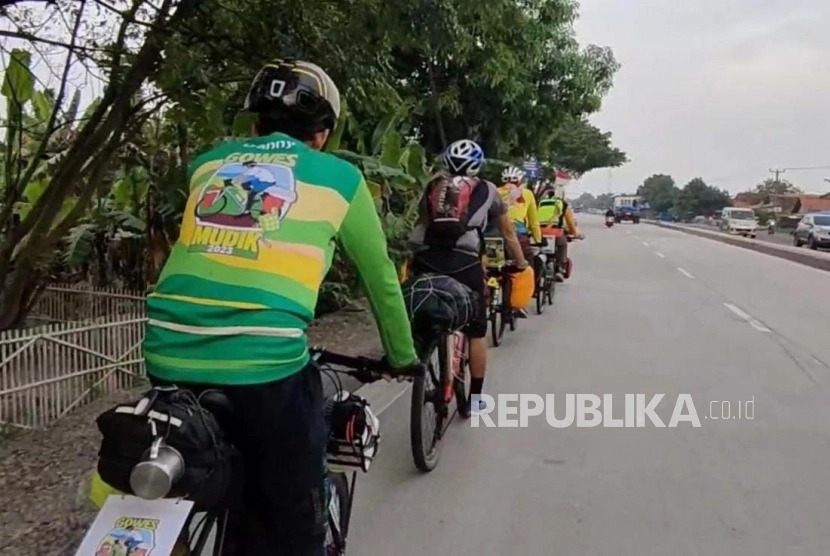 Sejumlah warga mudik menggunakan sepeda balap melintasi jalur pantura Indramayu, Rabu (19/4/2023).