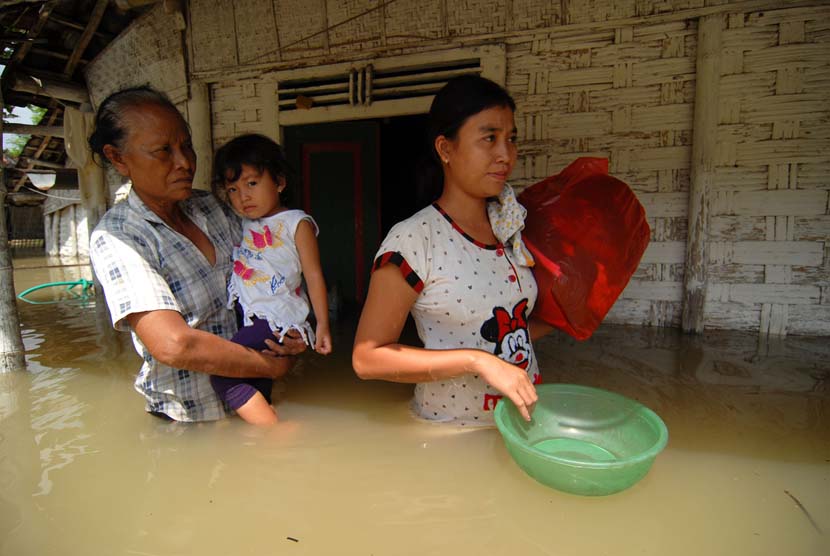  Sejumlah warga mulai mengungsi ke rumah keluarga meraka saat banjir menggenangi Desa Truni, Babat, Lamongan, Jawa Timur. (Antara/Syaiful Arif)