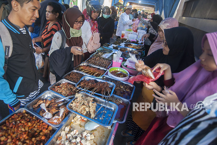 Sejumlah warga muslim memilih beraneka makanan dan minuman untuk berbuka puasa di lingkungan Wanasari, Denpasar, Kamis (17/5). 