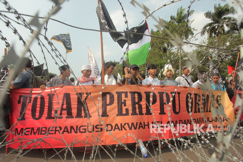 Sejumlah warga muslim menggelar aksi 287 di Jakarta, Jumat (28/7). 