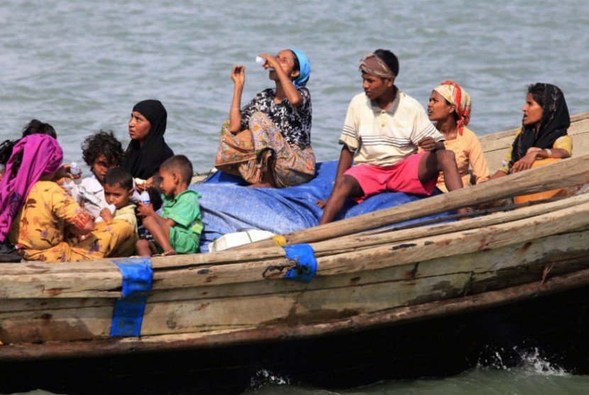   Sejumlah warga muslim Rohingya naik perahu menyeberangi sungai Naf, untuk melintasi perbatasan dari wilayah Myanmar ke Bangladesh, di kota Teknaf sebelah Selatan Bangladesh  . (Reuters)
