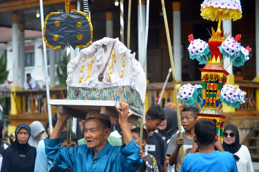 Sejumlah warga Nagari Subarang berarak-arakan dengan membawa panja saat mengikuti prosesi Maatam di Rumah Tabuik Subarang, Pariaman, Sumatera Barat. Pemkot Pariaman akan menutup sejumlah ruas jalan pada puncak perayaan Tabuik.