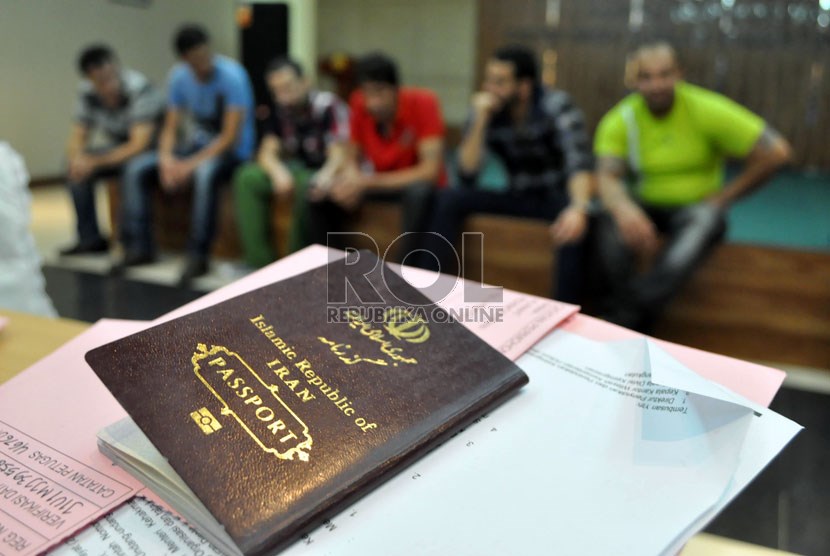Sejumlah warga negara asing asal Iran yang menyalahi izin tinggal dihadirkan di Kantor Imigrasi Kelas 1 Jakarta Selatan, Kamis (20/6).    (Republika/Rakhmawaty La'lang)