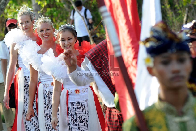   Sejumlah warga negara asing ikut berpartisipasi dalam acara Nusa Dua Fiesta di Peninsula, Nusa Dua, Bali, Jumat (2/11).   (Republika/Aditya Pradana Putra)