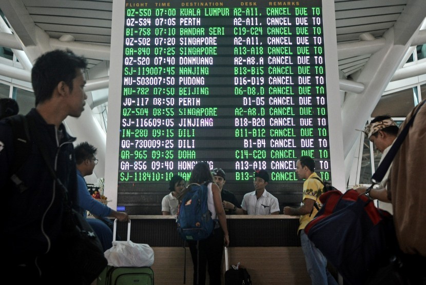 Sejumlah warga negara asing mencari informasi di Terminal Internasional Bandara Ngurah Rai, Denpasar, Senin (27/11). Bandara Ngurah Rai menutup semua penerbangan pada Senin mulai pukul 07.00 WITA karena terdampak abu vulkanis letusan Gunung Agung. 