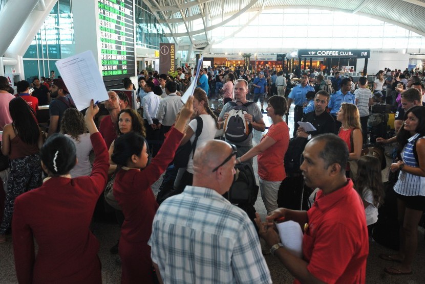 Sejumlah warga negara asing menunggu kejelasan penerbangannya di Terminal Internasional Bandara Ngurah Rai, Denpasar, Rabu (22/7).   (Antara/Nyoman Budhiana)