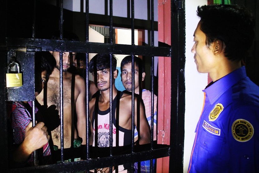 Sejumlah warga negara asing (WNA) asal Bangladesh berada di dalam ruang pengamanan (ilustrasi).
