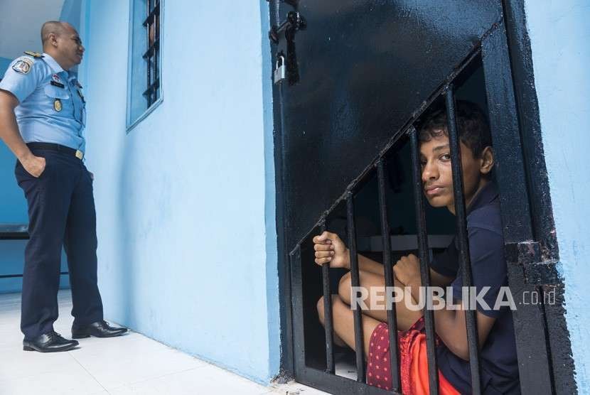 Sejumlah warga negara Bangladesh berada di dalam Rumah Detensi Imigrasi (Rudenim) Pekanbaru, Riau, Rabu (8/8). 