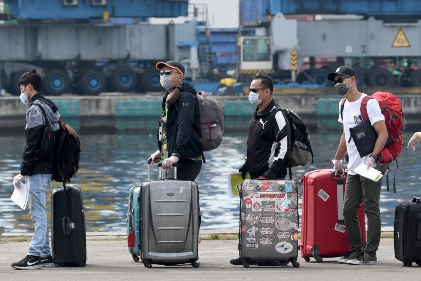 Sebanyak 12 warga negara Indonesia yang sempat terjebak di Makau, China, sejak penutupan wilayah akibat pandemi COVID-19 pada Februari lalu akhirnya berhasil dipulangkan melalui Bandar Udara Internasional Hong Kong, Senin (18/5) (Foto: ilustrasi pemulangan WNI)