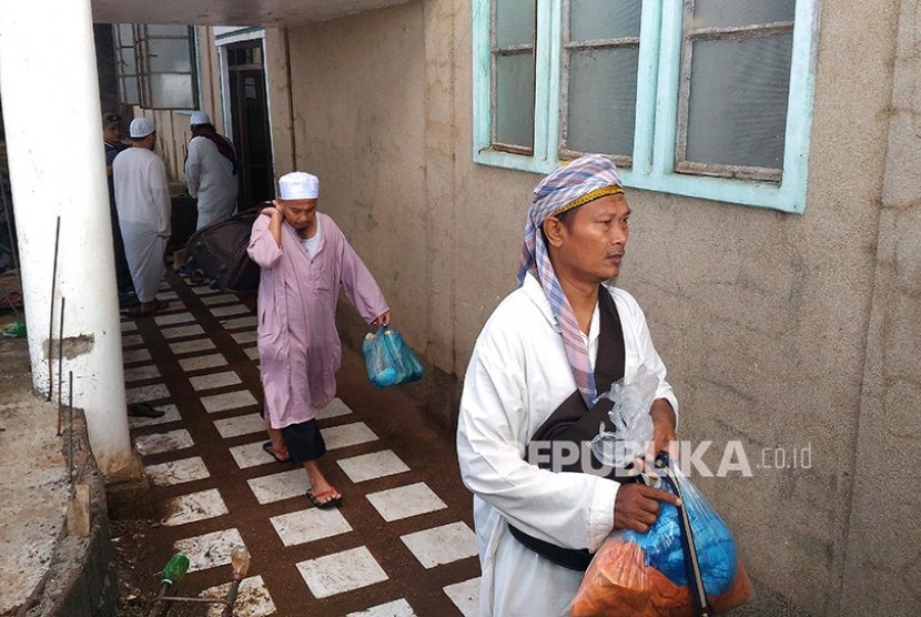 Sejumlah Warga Negara Indonesia (WNI) yang tergabung dalam jamaah tablig berdoa bersama sebelum dievakuasi dari Marawi City, Provinsi Lanao del Sur di Pulau Mindanao, Filipina, Kamis (1/6).