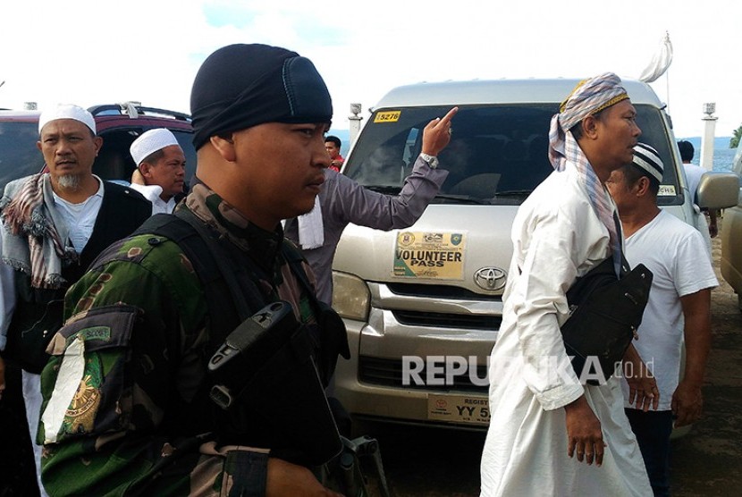 Sejumlah Warga Negara Indonesia (WNI) yang tergabung dalam jamaah tablig bersiap dievakuasi dengan pengawalan Angkatan Bersenjata Filipina dari Marawi City, Provinsi Lanao del Sur di Pulau Mindanao, Filipina, Kamis (1/6).