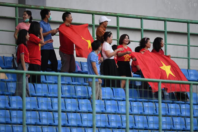 Sejumlah warga negara Vietnam memberikan dukungan untuk tim nasional Vietnam U-19 yang berlaga melawan Thailand U-19 dalam babak perebutan juara ketiga Piala AFF U-19 2022 di Stadion Patriot Candrabhaga, Bekasi, Jawa Barat, Jumat (15/7/2022). Vietnam meraih juara tiga setelah menang dengan skor 5-3 dalam drama adu penalti usai skor berakhir 1-1 pada babak kedua. 