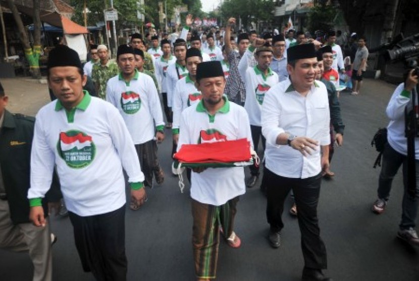 Sejumlah warga Nu melakukan pawai di kawasan Jalan Wahidin, Pekalongan, Jawa Tengah, Selasa (20/10). 