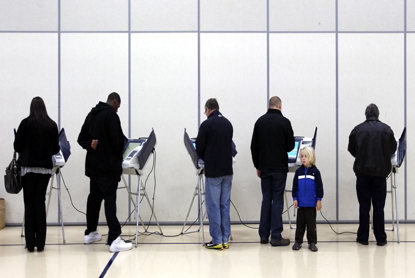   Sejumlah warga pemilih memberikan suara mereka di sebuah sekolah dasar di Newark, Ohio, Rabu (6/11).      (Reuters/Matt Sullivan)