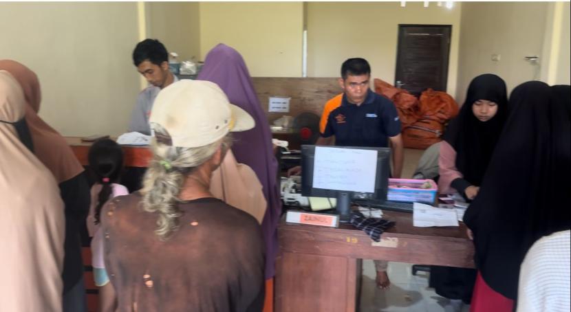 Sejumlah warga penerima KPM tampak antre menunggu panggilan di kantor Pos Mataram.