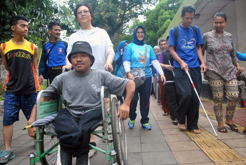 Walikota Bogor Bima Arya (tengah) bersiap lari saat peresmian pedestrian seputar Istana Kepresidenan dan Kebun Raya Bogor di jalan raya Pajajaran, Kota Bogor, Jawa Barat, Minggu (15/1). 