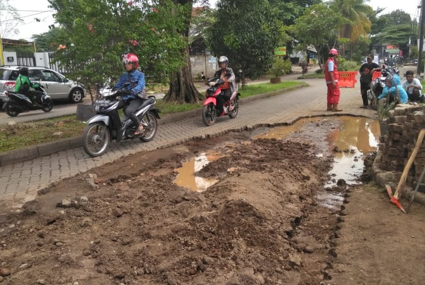Sejumlah warga perumahan Bukit Nusa Indah, Kelurahan Serua, Kecamatan Ciputat, Kota Tangerang Selatan (Tangsel), memblokir akses ke pembangunan tol Serpong-Cinere dengan pembatas jalan berwarna oranye, Selasa (4/12).