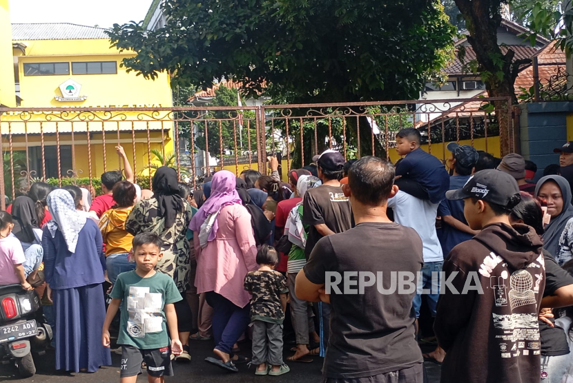 Sejumlah warga rela mengantre dan berdesak-desakan agar bisa mendapatkan daging hewan kurban di Kota Bandung saat hari Raya Idul Adha, Jumat (6/6/2025). Mereka bahkan datang lebih awal saat hewan kurban disembelih demi bisa mendapatkan daging kurban. 