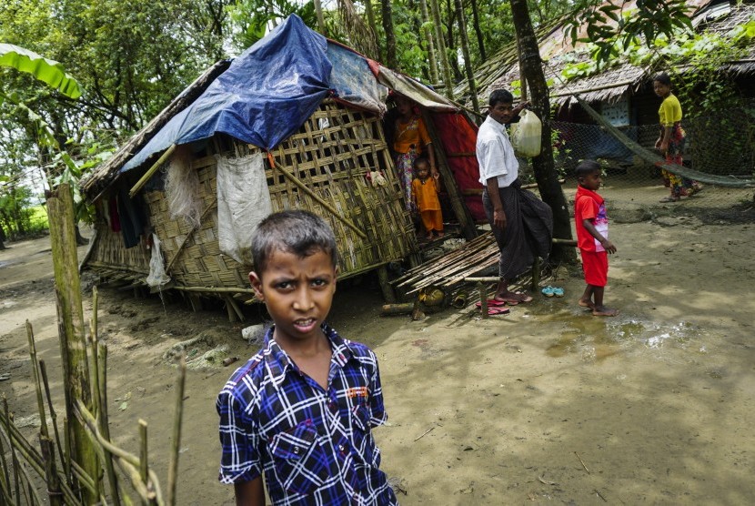 Sejumlah warga Rohingya beraktivitas di kamp pengungsian internal Sittwe, negara bagian Rakhine, Myanmar