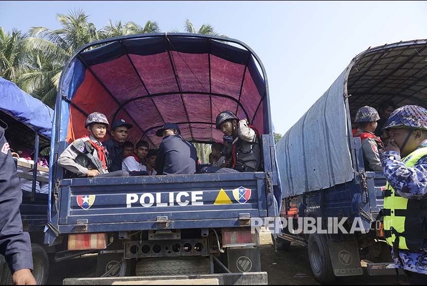Sejumlah warga Rohingya menunggu di truk Polisi Myanmar untuk dibawa kembali menuju penampungan sementara yang didirika pemerintah di Desa ManSi dekat Sittwe, Negara Bagian Rakhinne, Myanmar, Rabu (21/11). 