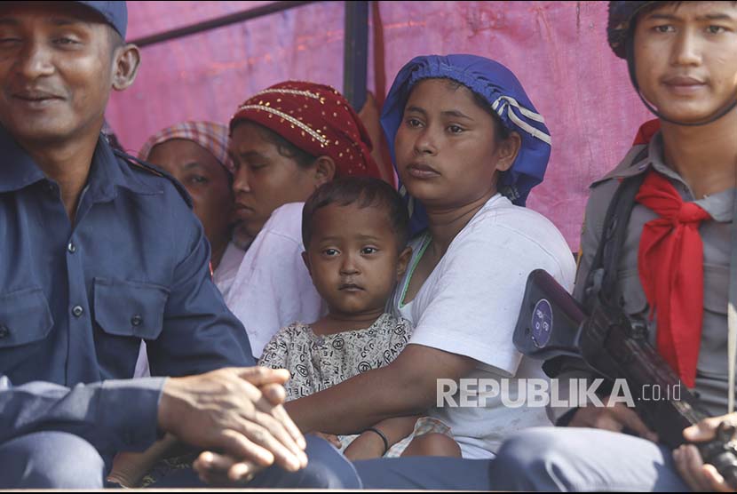 Sejumlah warga Rohingya menunggu di truk Polisi Myanmar untuk dibawa kembali menuju penampungan sementara yang didirika pemerintah di Desa ManSi dekat Sittwe, Negara Bagian Rakhinne, Myanmar, Rabu (21/11). Kelompok HAM yang bermarkas di Tokyo mengecam pernyataan Duta Besar Jepang di Myanmar. Ilustrasi.