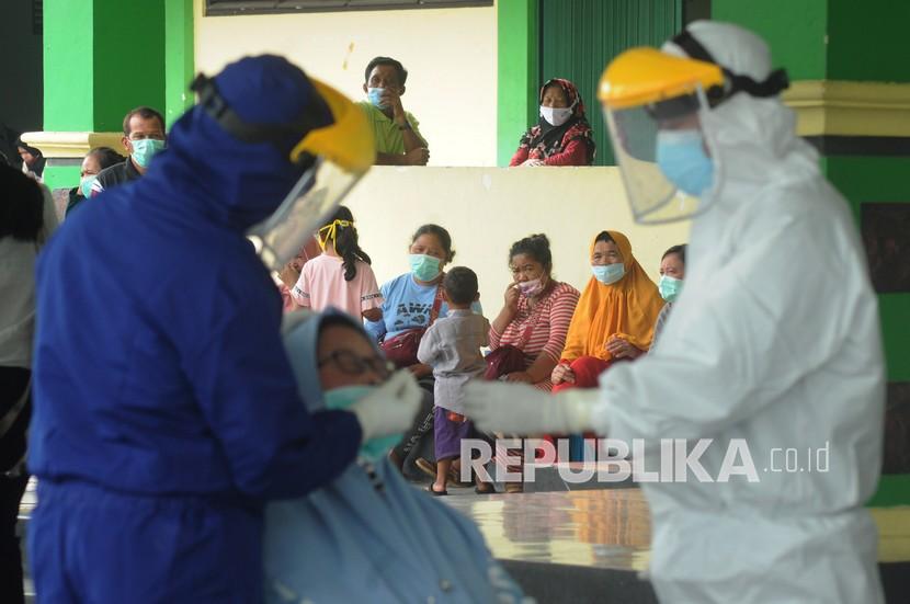 Petugas mengambil sampel tes antigen di Asrama Haji Donohudan, Kecamatan Ngemplak, Kabupaten Boyolali, Jawa Tengah.