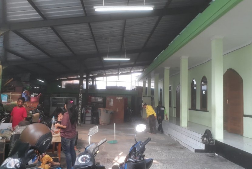 Sejumlah warga RW 11, Tamansari, Kota Bandung memilih bertahan di Masjid disekitar lokasi pembongkaran bangunan yang akan dipakai rumah deret, Jumat (13/12).