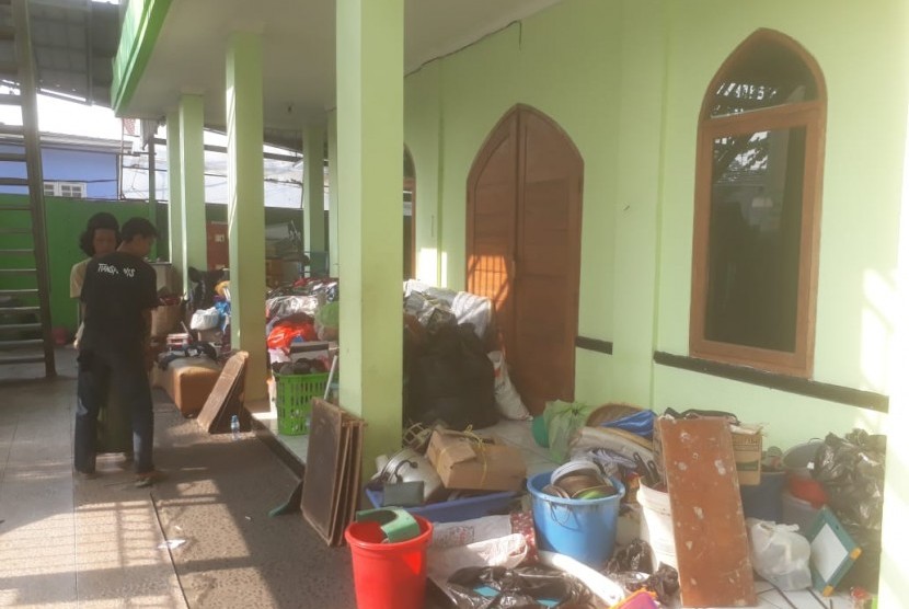 Sejumlah warga RW 11, Tamansari, Kota Bandung memilih bertahan di Masjid disekitar lokasi pembongkaran bangunan yang akan dipakai rumah deret, Jumat (13/12).