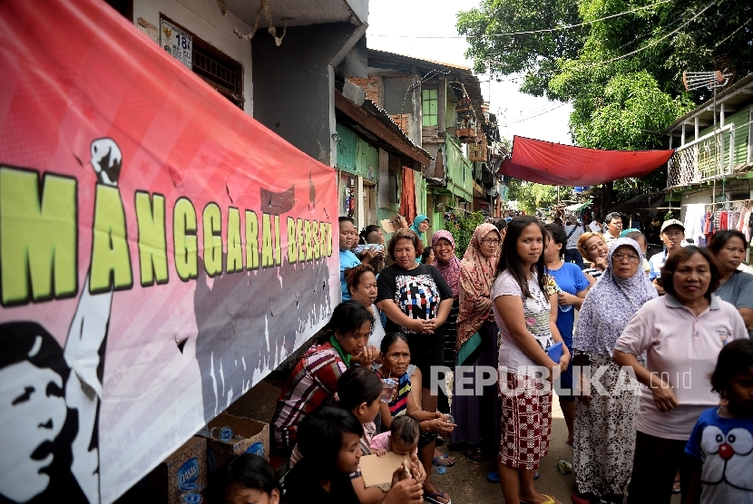  Sejumlah warga RW 12 Kelurahan Manggarai, Kecamatan Tebet, Jakarta berkumpul di dekat pemukiman mereka, Selasa (25/4).