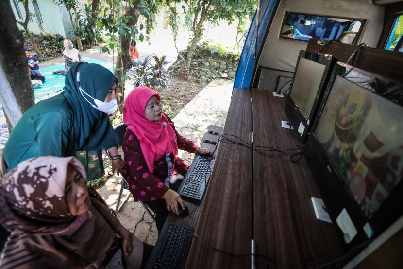 Sejumlah warga saat menggunakan internet sehat di Jatimulya, Depok, Jawa Barat, Senin (18/7/2022). Marak Kasus Kebocoran Data, Pakar keamanan Siber Berbagi Tips Lindungi Data Pribadi