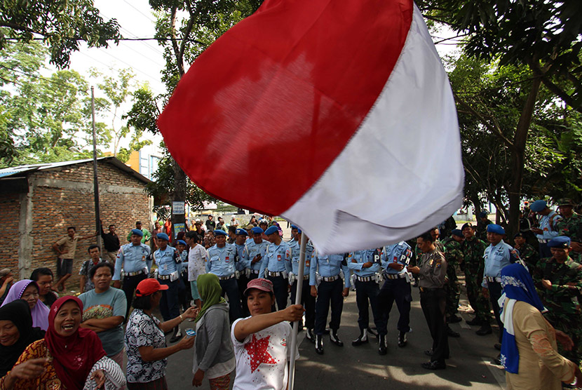 Sejumlah warga Sari Rejo melakukan aksi unjukrasa dengan memblokir jalan di kawasan Jalan Avros Medan, Sumatra Utara, Senin (15/8).