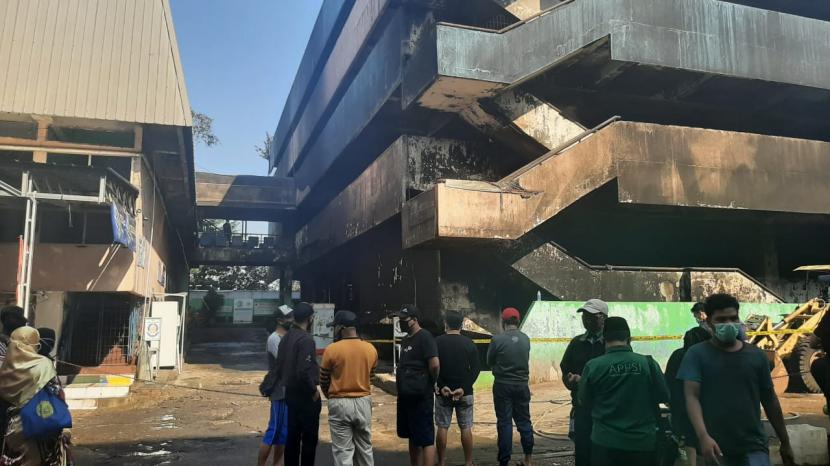 Sejumlah warga sedang melihat gedung Blok C Pasar Minggu di Kelurahan Pasar Minggu, Jakarta Selatan, Selasa (13/4). Bangunan tersebut diketahui hangus terbakar pada Senin (12/4) malam. 