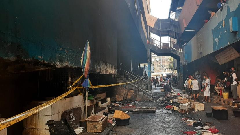 Sejumlah warga sedang melihat gedung Blok C Pasar Minggu di Kelurahan Pasar Minggu, Jakarta Selatan, Selasa (13/4). Bangunan tersebut diketahui hangus terbakar pada Senin (12/4) malam