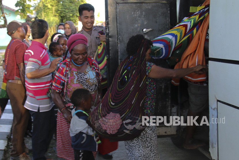 Sejumlah warga sipil menaiki bus milik PT Freeport Indonesia saat evakuasi di perkampungan Distrik Tembagapura, Kabupaten Mimika, Papua, Jumat (6/3/2020).