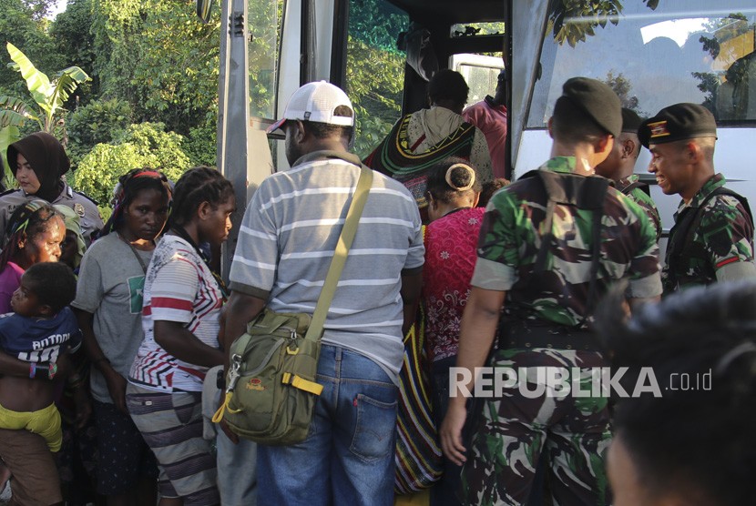 Sejumlah warga sipil menaiki bus milik PT Freeport Indonesia saat evakuasi di perkampungan Distrik Tembagapura, Kabupaten Mimika, Papua, Jumat (6/3/2020).