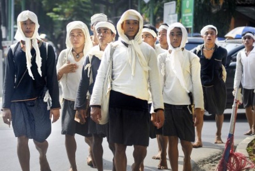 Sejumlah warga suku Baduy Dalam berjalan kaki dari Ciboleger (Kabupaten Lebak) menuju Kantor Gubernur Banten di Serang untuk mengikuti upacara Seba Baduy, Sabtu (21/4). Tradisi tersebut merupakan bentuk komunikasi dan silaturahim mereka dengan pemimpin pemerintahan, yang mereka lakukan setiap tahun setelah musim panen. 