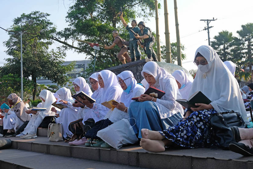 Ilustrasi gerakan membaca dan tadabur Alquran.