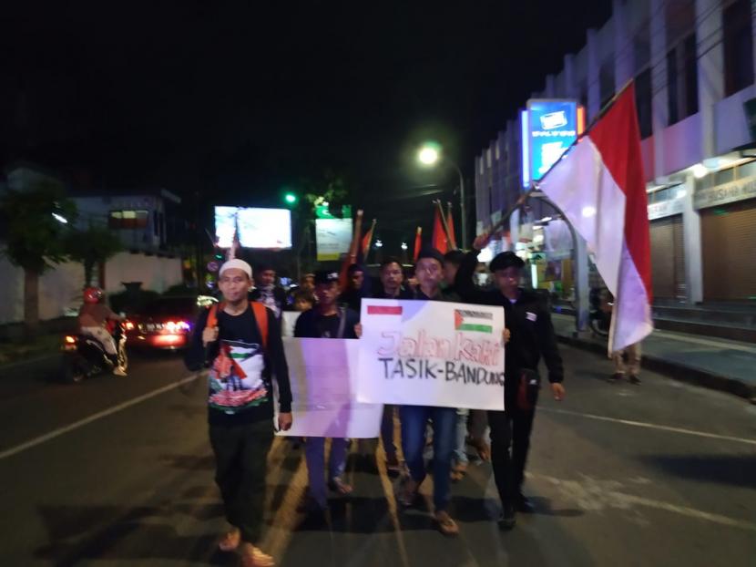 Sejumlah warga Tasikmalaya melakukan aksi long march Tasik-Bandung sebagai bentuk solidaritas untuk Palestina, Jumat (21/5). 