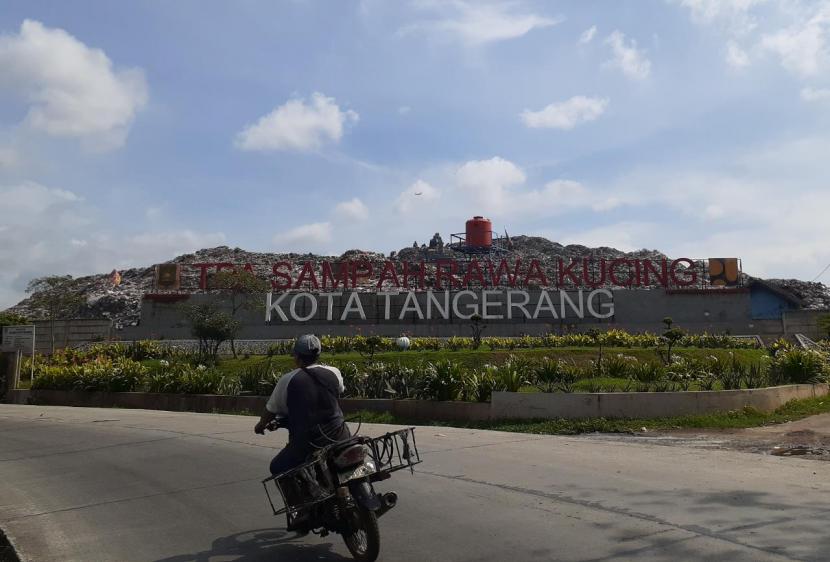 Sejumlah warga tengah melewati depan TPA Sampah Rawa Kucing, Neglasari, Kota Tangerang, Banten. TPA ini sudah tidak bisa menampung sampah dan Pemkot Tangerang akan mengolah sampah menjadi listrik.