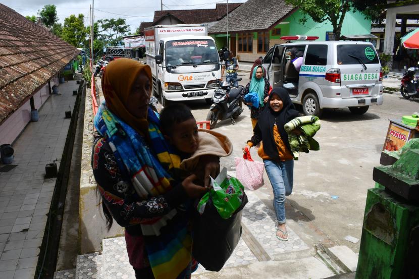 Sejumlah warga terancam bencana longsor mengungsi di tempat pengungsian ruang SDN Talun 1, Ngebel, Kabupaten Ponorogo, Jawa Timur, Senin (24/10/2022). Sebanyak 260 jiwa dari 80 kepala keluarga di Desa Talun diungsikan di tiga lokasi akibat terancam bencana longsor lereng Gunung Wilis Ahad (23/10) malam. 